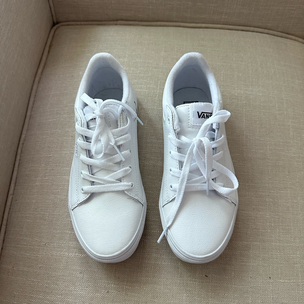 Brand New Vans Seldans size 6 (yourh 4.5)